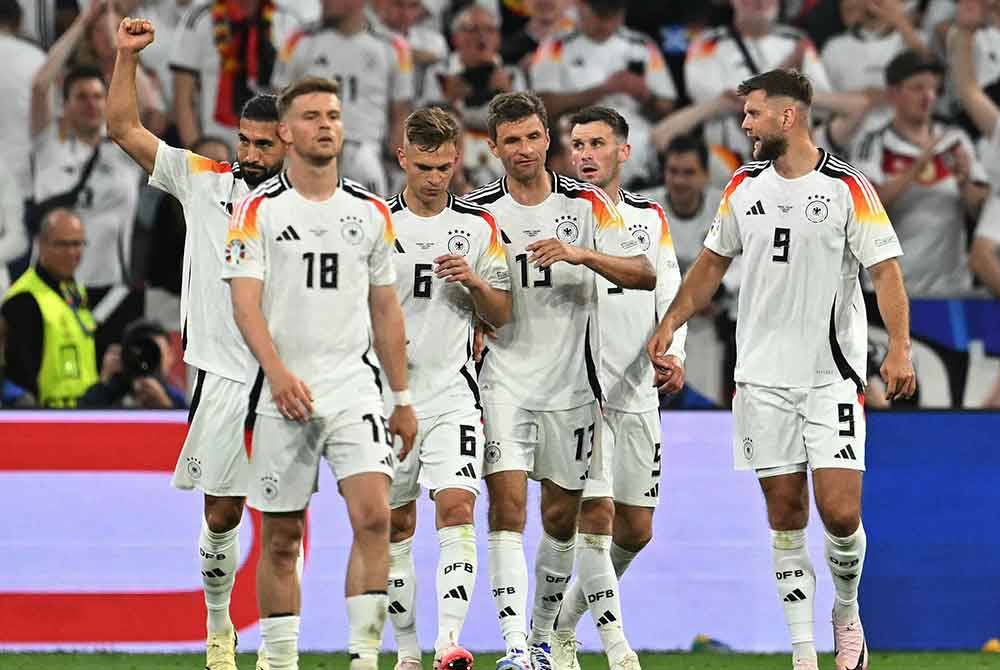 Jerman mengenakan jersi 'home' berwarna putih pada perlawanan pembukaan. Foto AFP