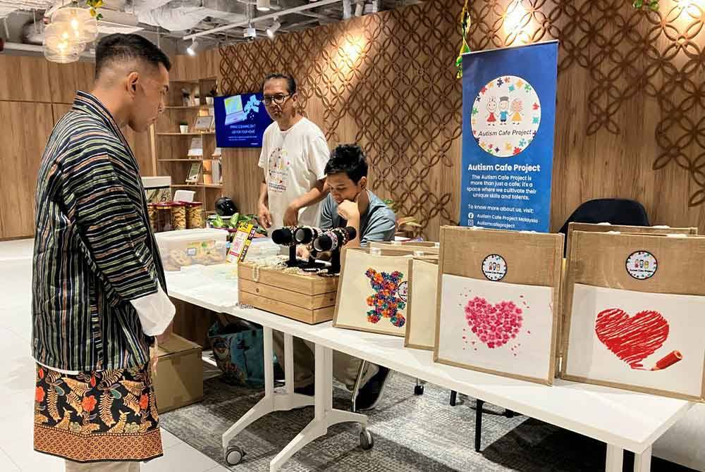 Tiga pekerja Autism Cafe Project menyiapkan tempahan biskut.