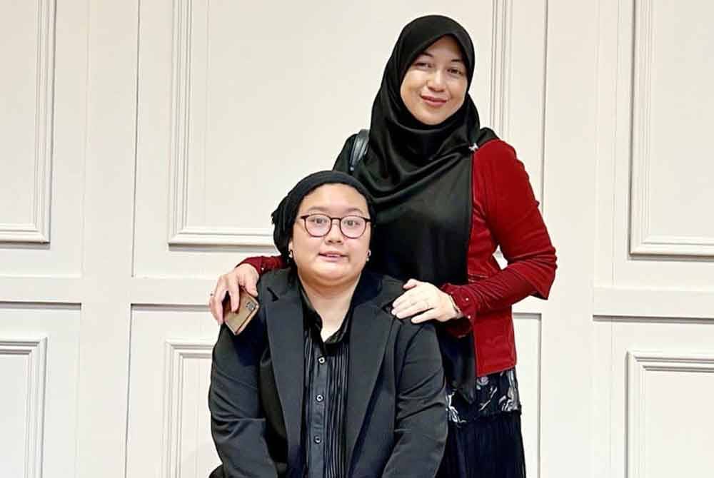 Amira Daniea (kiri) bergambar bersama ibunya, Azlina.