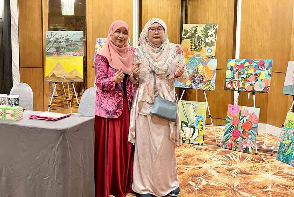 Amira Daniea (kanan) bersama ibunya, Dr Azlina di sebuah majlis pada tahun lalu.