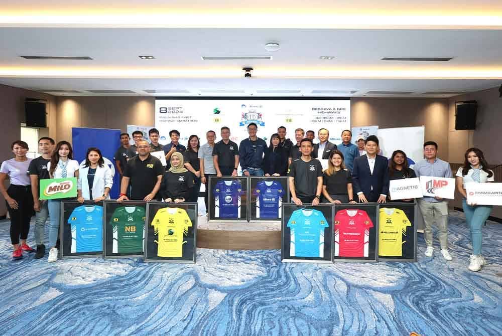 Chun Fai (tujuh dari kiri di barisan belakang ) Sean Wang bersama barisan penaja lain semasa majlis perkenalan IJM Allianz Duo Highway Challange 2024.