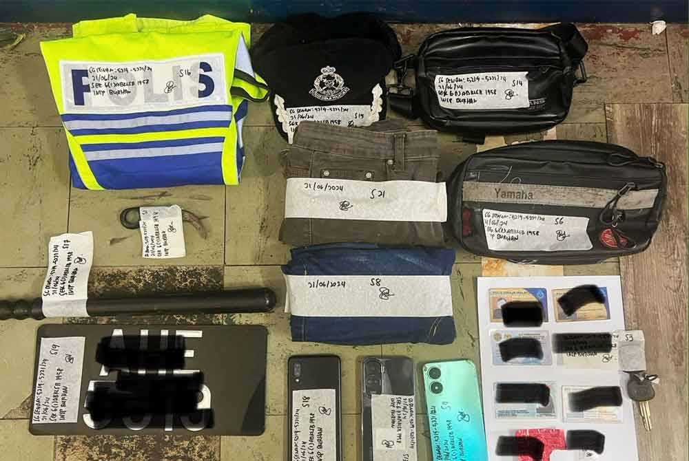 Senjata berbahaya dan peralatan polis yang dirampas hasil tangkapan ke atas tiga warga tempatan yang aktif melakukan jenayah samun dan menyamar sebagai polis. Foto: IPD Ipoh
