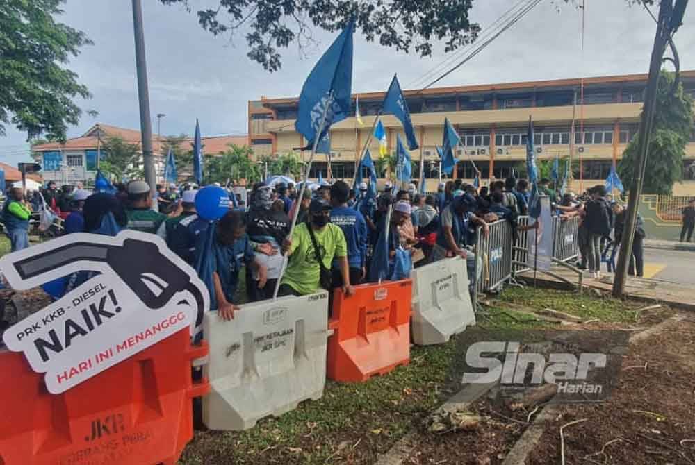 Penyokong Perikatan Nasional berkumpul berhampiran pusat penamaan calon di Dewan Serbaguna Jawi, Pulau Pinang.