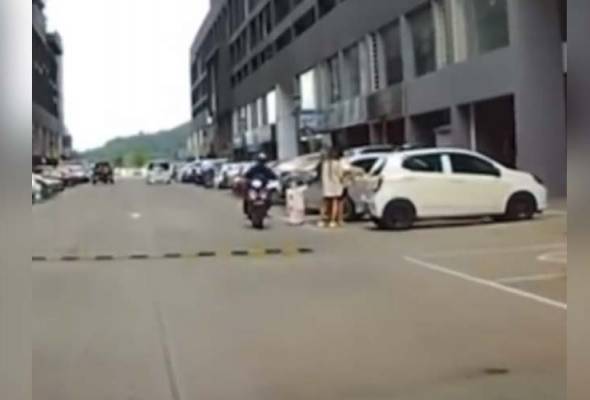 Video yang sempat dirakam pengadu dalam kejadian cubaan ragut oleh seorang lelaki yang menaik motosikal terhadap seorang wanita.
