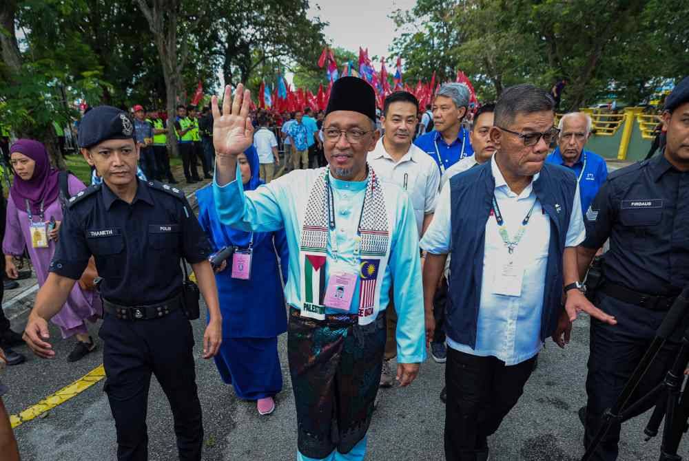 Joohari (dua dari kiri) hadir bersama para penyokong ke Pusat Penamaan Calon yang bertempat di Dewan Serbaguna Sungai Jawi pagi Sabtu. Foto Bernama