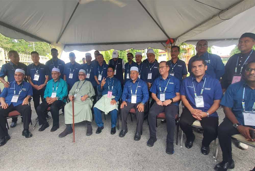 Abidin (duduk lima dari kiri) bergambar bersama pimpinan PN selepas selesai proses penamaan calon di Dewan Serbaguna Jawi, pada Sabtu.