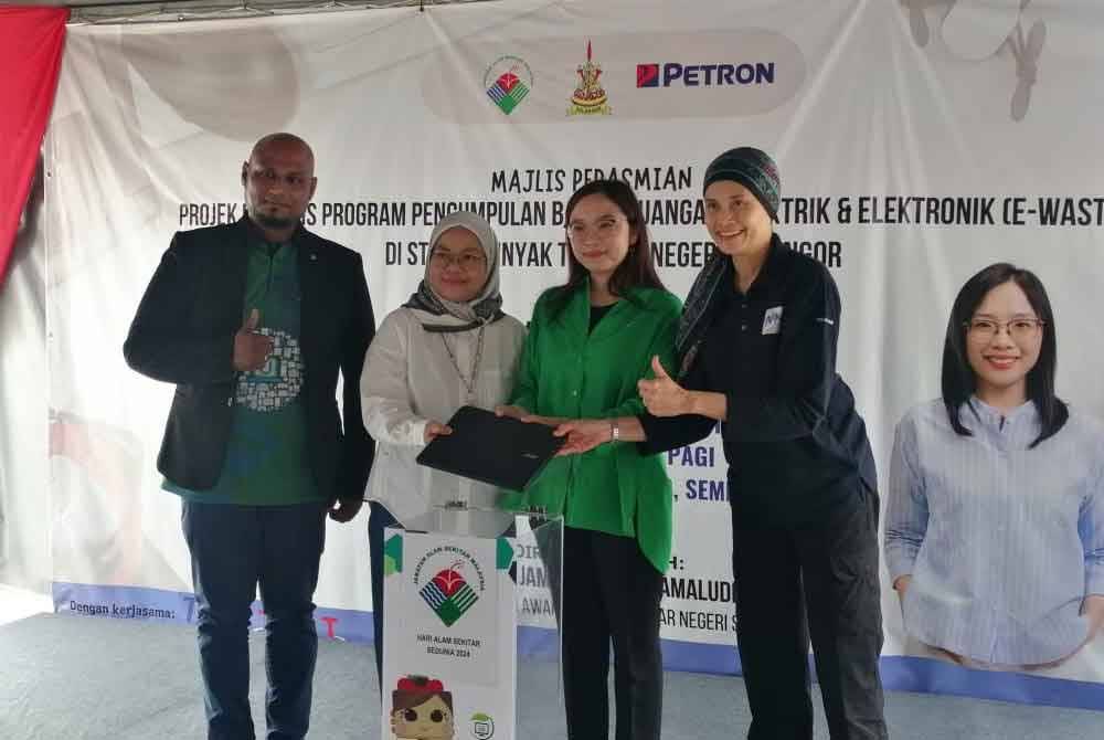 Jamaliah (dua dari kanan) menyempurnakan gimik pelancaran projek rintis pengumpulan e-waste di stesen minyak terpilih di Selangor pada Sabtu.