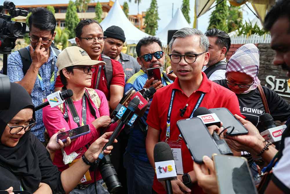 Fahmi bercakap kepada media semasa menghadiri pusat penamaan calon di Dewan Serbaguna Sungai Jawi pada Sabtu. Foto Bernama