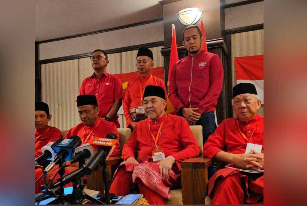 Ahmad Zahid bercakap kepada pemberita ketika sidang akhbar selepas merasmikan Mesyuarat UMNO Bahagian Sepanggar di Kota Kinabalu.