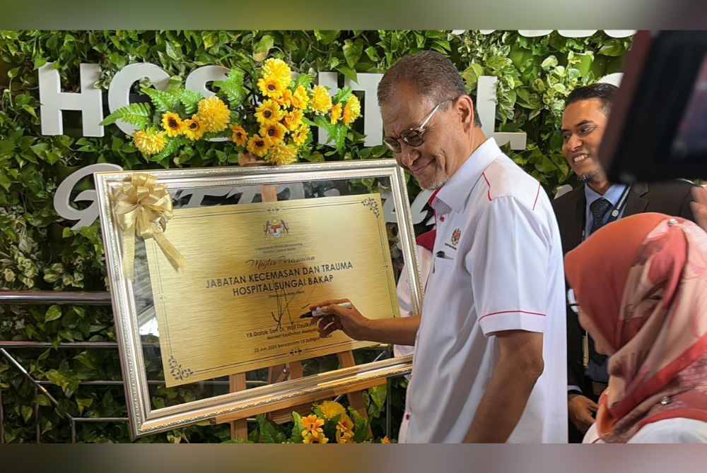 Dr Dzulkefly merasmikan Jabatan Kecemasan dan Trauma Hospital Sungai Bakap ketika melawat hospital berkenaan pada Sabtu.