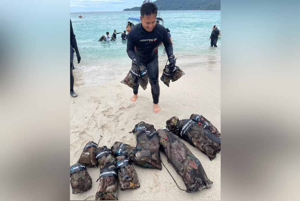 Sampah sarap yang dinaikkan ke darat ditimbang dan direkodkan jumlahnya.