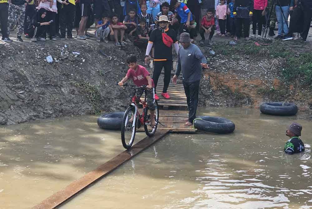 Meniti basikal menggamit nostalgia pada Karnival Sukan Bendang Daerah Perak Tengah di Bendang Layang-Layang Kanan, Parit pada Sabtu.