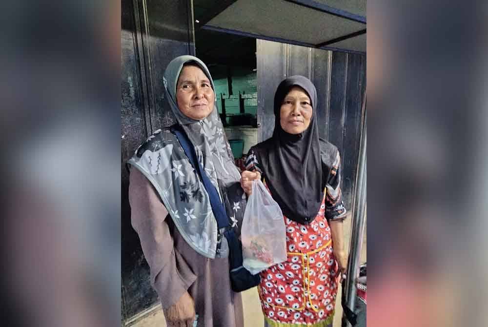 Maskah (kiri) menjadi pelanggan tetap Siti Khadijah lebih sepuluh tahun lalu