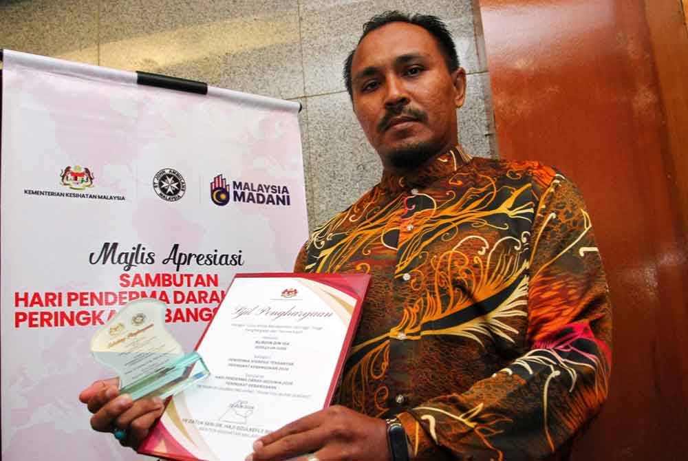 Nurdin menerima Anugerah Penderma Aferesis Terbanyak dalam Majlis Apresiasi Sambutan Hari Penderma Darah Sedunia Peringkat Kebangsaan 2024 di Bangunan Perak Darul Ridzuan pada Sabtu.