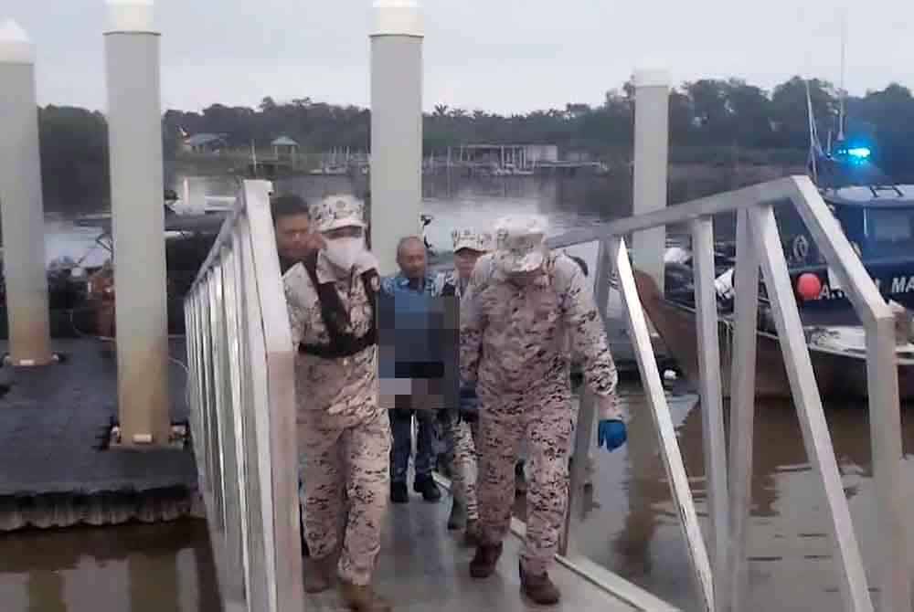 Mayat mangsa dibawa anggota penyelamat ke jeti Zon Maritim Batu Pahat. Foto Maritim Malaysia
