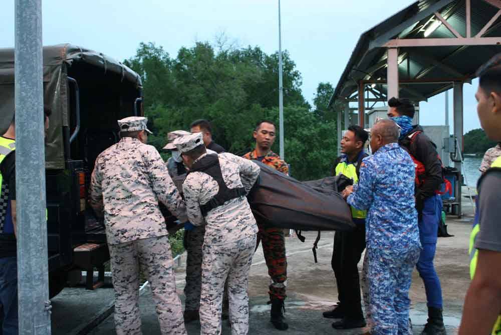 Mayat diserahkan kepada pihak polis untuk dibawa ke Hospital Sultanah Nora Ismail bagi tindakan selanjutnya. Foto Maritim Malaysia