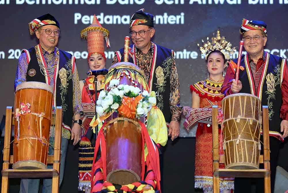 Anwar (tengah) memalu gendang merasmikan Majlis Makan Malam Gawai Dayak peringkat negeri Sarawak 2024 di Pusat Konvensyen Borneo Kuching malam Sabtu. Foto Bernama