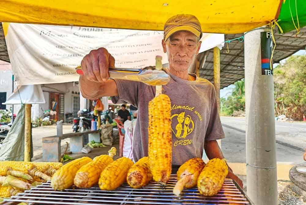 Ahmad bersama jagung Binjai bakar.