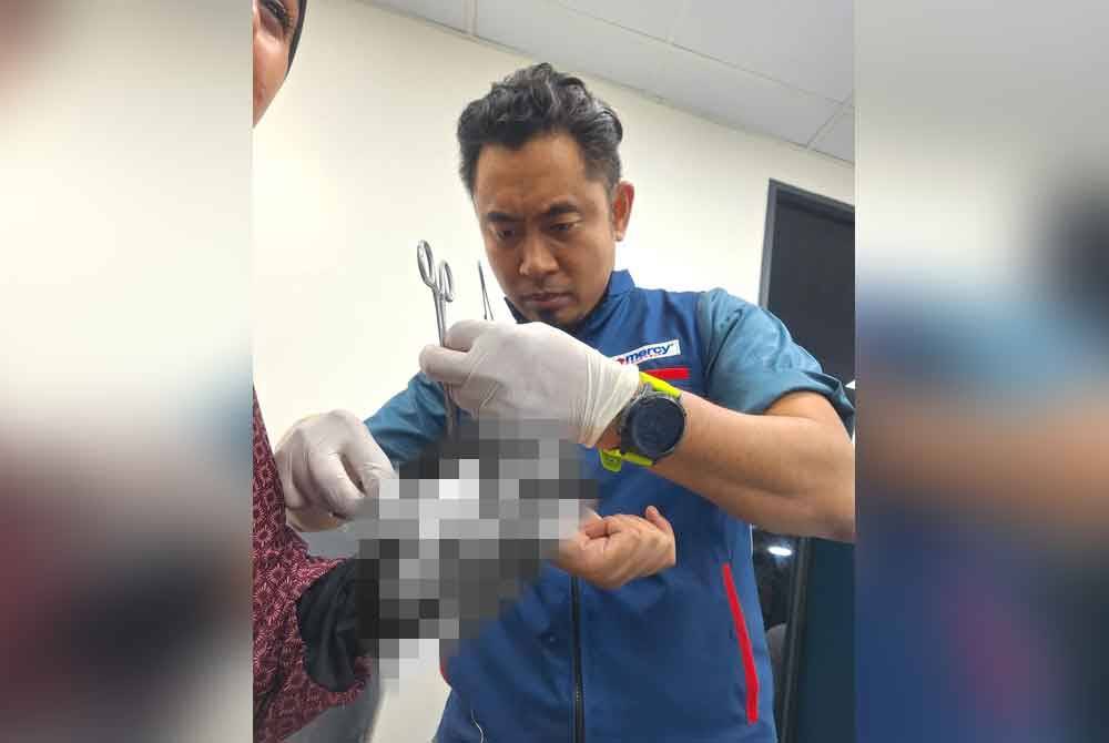 Dr Haniif sedang merawat pesakit yang cedera di Hospital Pakar Kuwait.