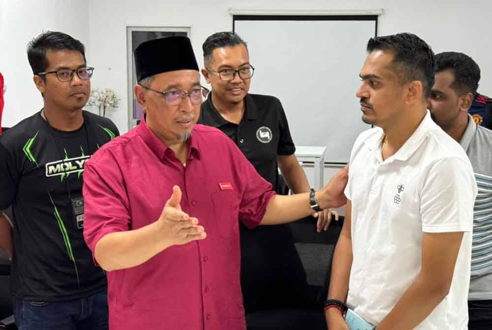 Joohari (dua dari kiri) ketika menyantuni petugas media di Pusat Sebaran Maklumat Nasional (NADI) Sungai Bakap pada Ahad.