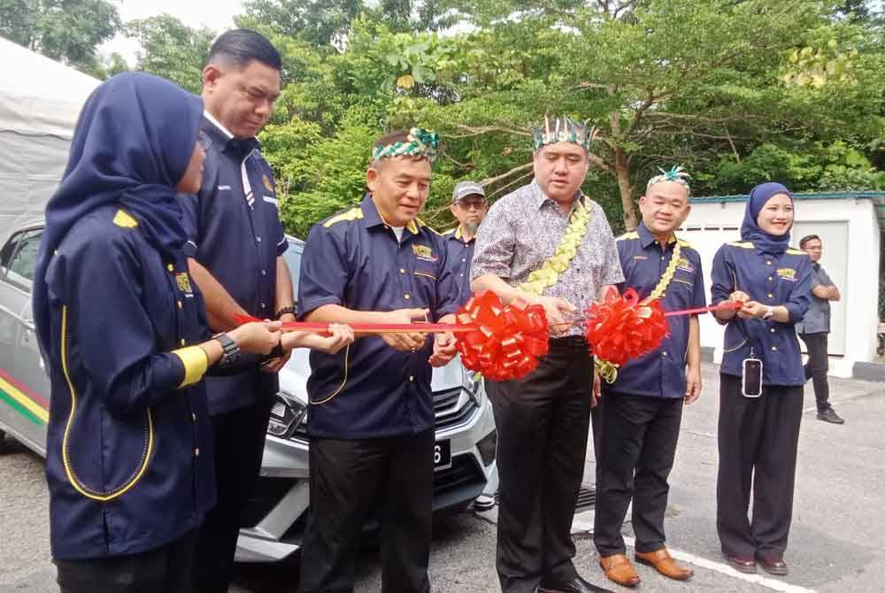 Anthony Loke ketika merasmikan kenderaan yang dipasang eTesting.