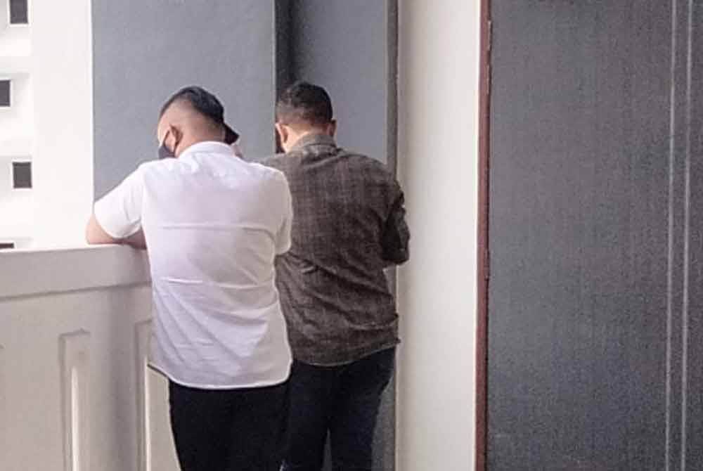 Mohd Fared (kiri) tiba di Mahkamah Sesyen Kota Bharu.