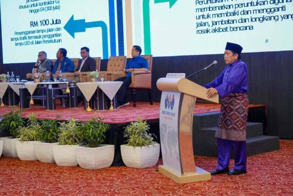 Ahmad ketika memberikan taklimat kepada ahli Parlimen, ADUN dan Senator BN di WTC Kuala Lumpur pada Jumaat.