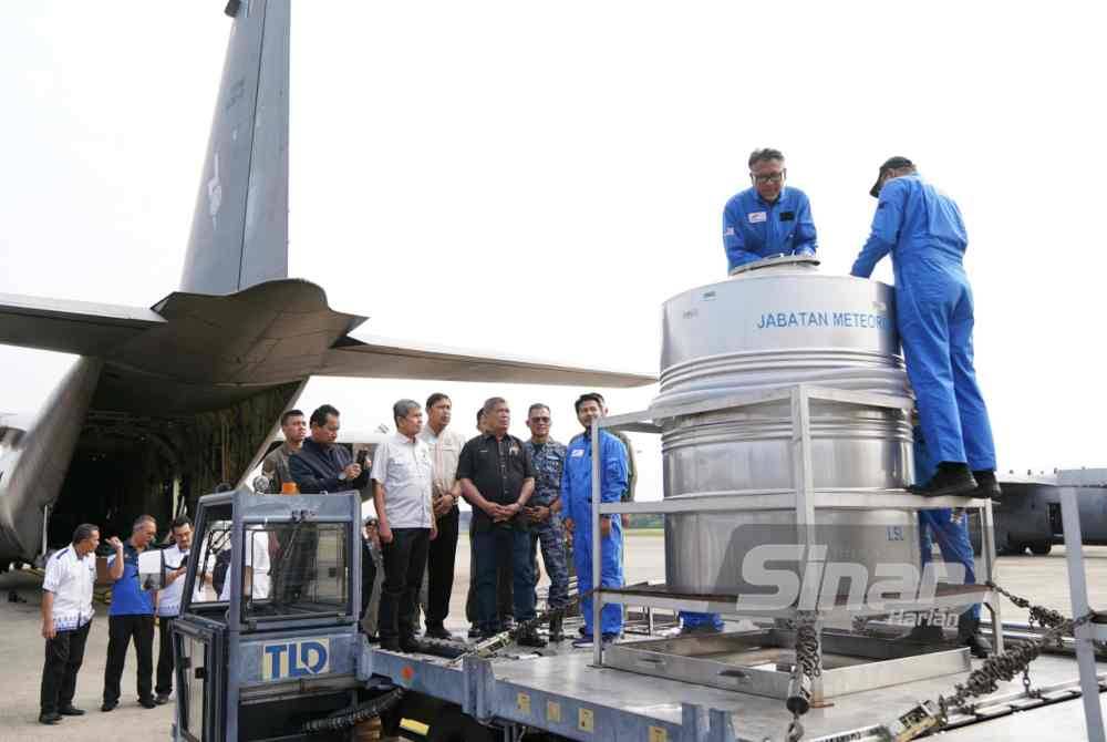 Mohamad meninjau proses bancuhan 6,000 liter air garam yang diperlukan bagi sesi operasi pembenihan awan (OPA) di Pangkalan Udara TUDM, Subang pada Ahad.