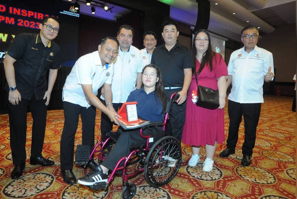 Xue Qi menerima anugerah kecemerlangan daripada Aznan dalam Majlis Anugerah Kecemerlangan Sijil Pelajaran Malaysia (SPM) Tahun 2023 Negeri Johor di KSL Hotel and Resort, Johor Bahru pada Ahad