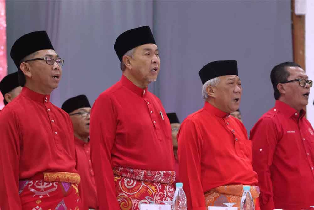Timbalan Perdana Menteri yang juga Presiden UMNO Datuk Seri Dr Ahmad Zahid Hamidi (dua, kiri) bersama Ketua UMNO Sabah Datuk Seri Bung Moktar Radin (dua, kanan), Ketua UMNO Bahagian Kimanis Datuk Mohamad Alamin (kiri) dan Ketua UMNO Bahagian Papar Datuk Jamal Nerubi (kanan) pada majlis perasmian Mesyuarat UMNO Bahagian Kimanis di Dewan Sekolah Menengah Kebangsaan Bongawan pada Ahad. Foto Bernama