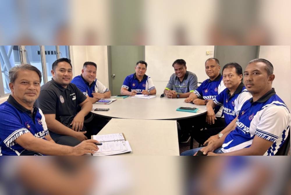 Hasnizam (empat dari kiri) pada sidang media Liga Hoki 5s Malaysia 2024 di Bukit Jalil pada Ahad. Foto KHM