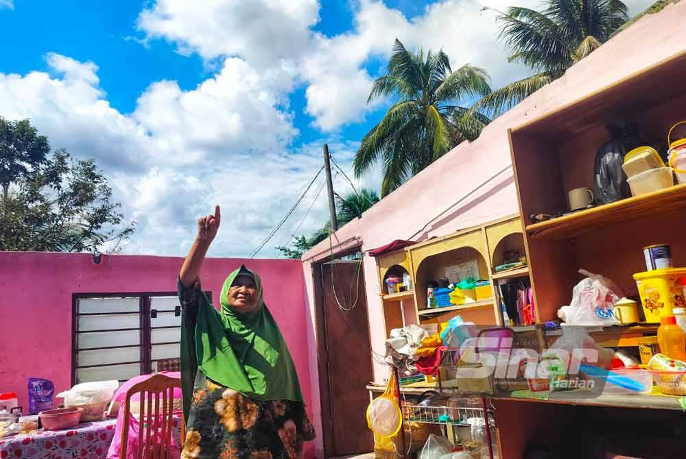 Rokiah menunjukkan ruang dapur rumahnya yang tidak berbumbung akibat diterbangkan angin.