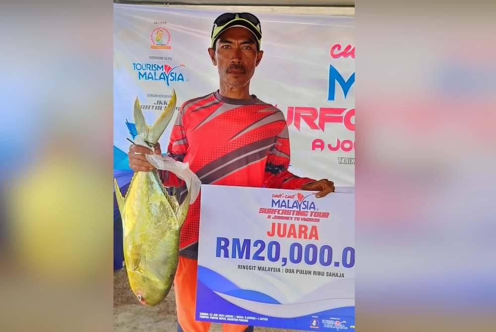 Mohd Sabri bersama ikan bawal emas yang membawa tuah kepadanya apabila muncul juara pertandingan memancing Cuti-Cuti Malaysia Surfcasting Tour-A Journey To VM2026 di Pantai Sepat di sini pada Ahad.