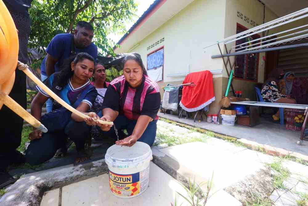 Tekanan air sangat rendah hingga ada ketikanya air tidak keluar terutama pada waktu puncak dan hari perayaan.