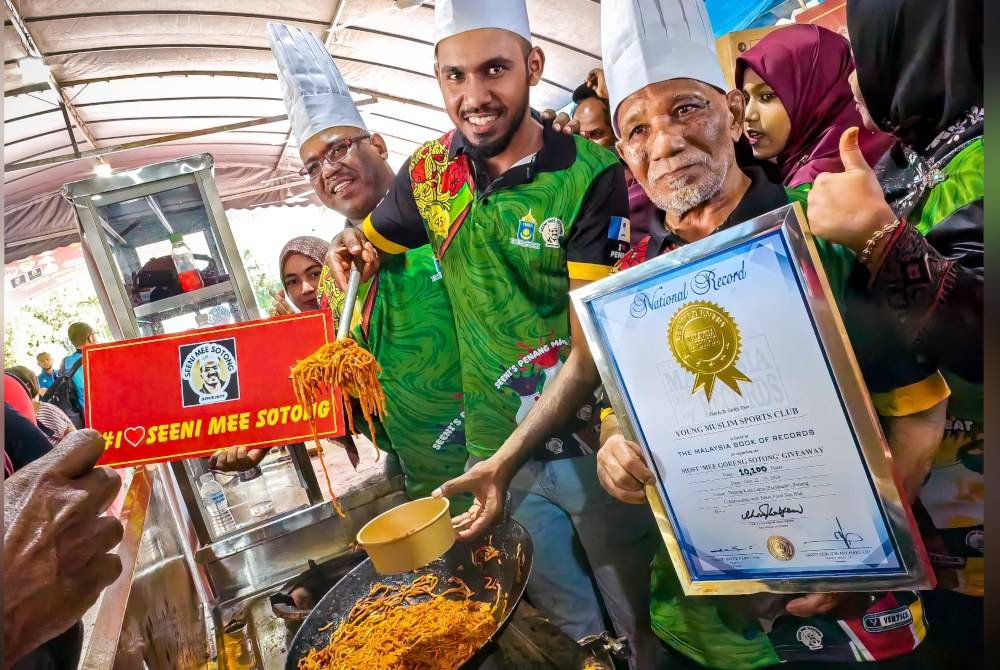 Tiga generasi Seeni Mi Sotong, Syed Muhammad (tengah), Sheik Abidin (kanan) dan Seeni Mohamad menunjukkan sijil pengiktirafan MBR yang baru diterima pada Sabtu.