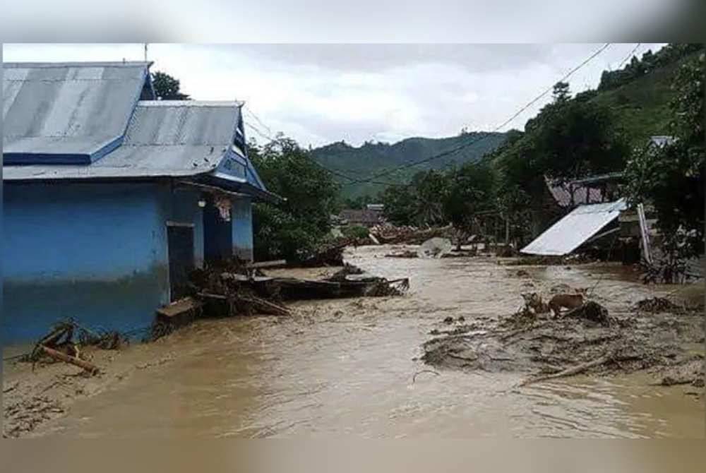 Banjir juga merosakkan rumah, menyebabkan sebilangan penduduk kampung mencari perlindungan di pejabat kampung. Foto BNPB Indonesia