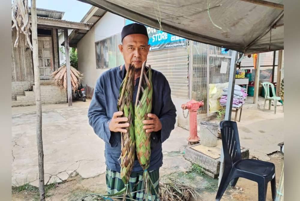 Abd Ghani menunjukkan sarung buah cempedak yang telah siap dianyam dan sedia untuk dijual kepada pelanggan.