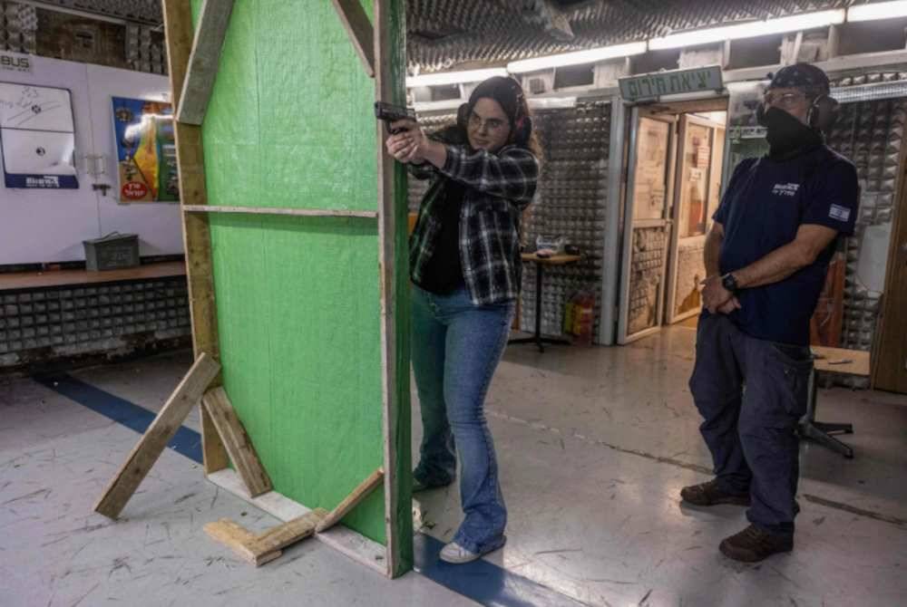 Yahel Reznik berlatih menembak di sebuah kemudahan di kawasan penempatan haram Ariel di Tebing Barat.