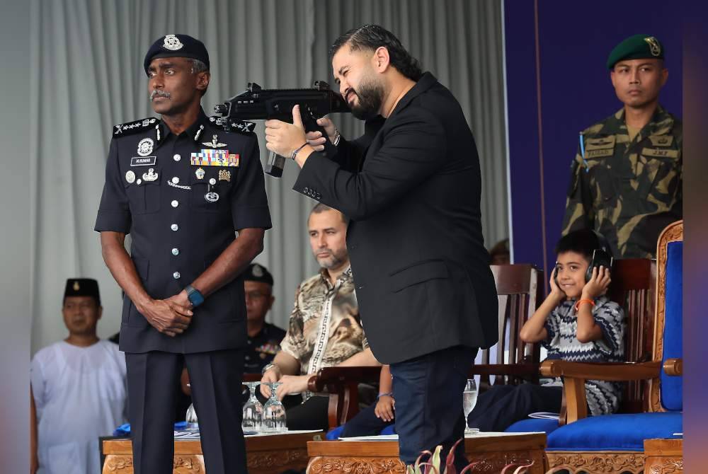Tunku Mahkota Ismail berkenan melakukan bidikan sebagai simbolik pembukaan persembahan anggota polis ketika berangkat ke Majlis Ramah Mesra bersama Kontinjen Polis Diraja Malaysia (PDRM) Negeri Johor di Ibu Pejabat Polis Kontinjen (IPK) Johor pada Ahad. Foto Bernama