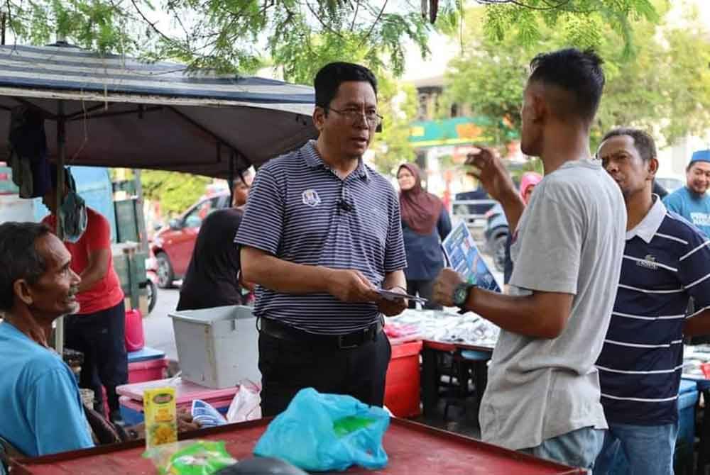 Abidin (berdiri, kiri) ketika turun padang berkempen sekitar kawasan DUN sempena kempen Pilihan Raya Kecil Sungai Bakap, Pulau Pinang.