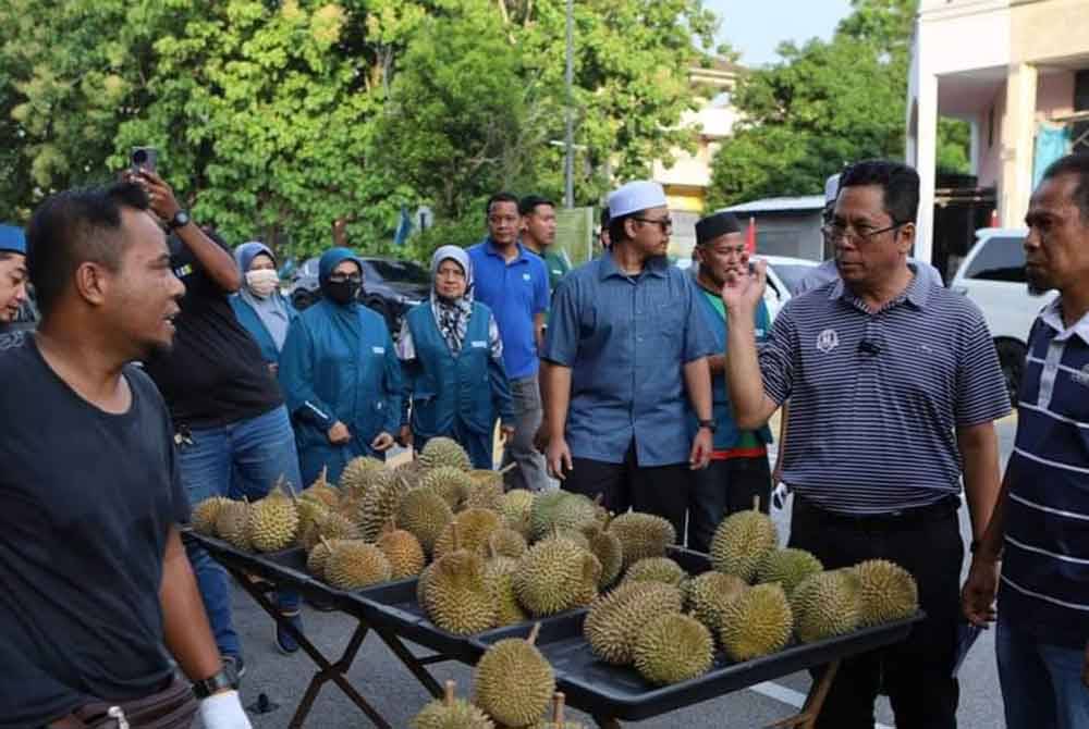 Abidin (dua dari kanan) menemui pengundi ketika berkempen di sekitar kawasan DUN Sungai Bakap, Pulau Pinang.