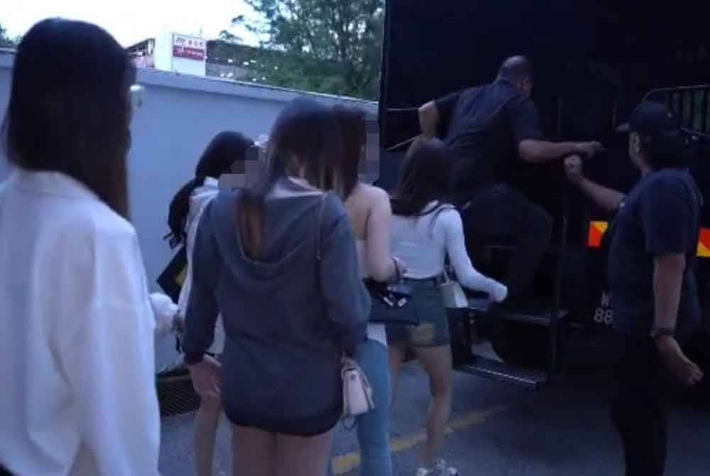 Antara wanita yang ditahan polis dalam serbuan Op Bersepadu Noda di sebuah pangsapuri terbiar yang diubah suai menjadi pusat hiburan di ibu negara, pada Ahad.