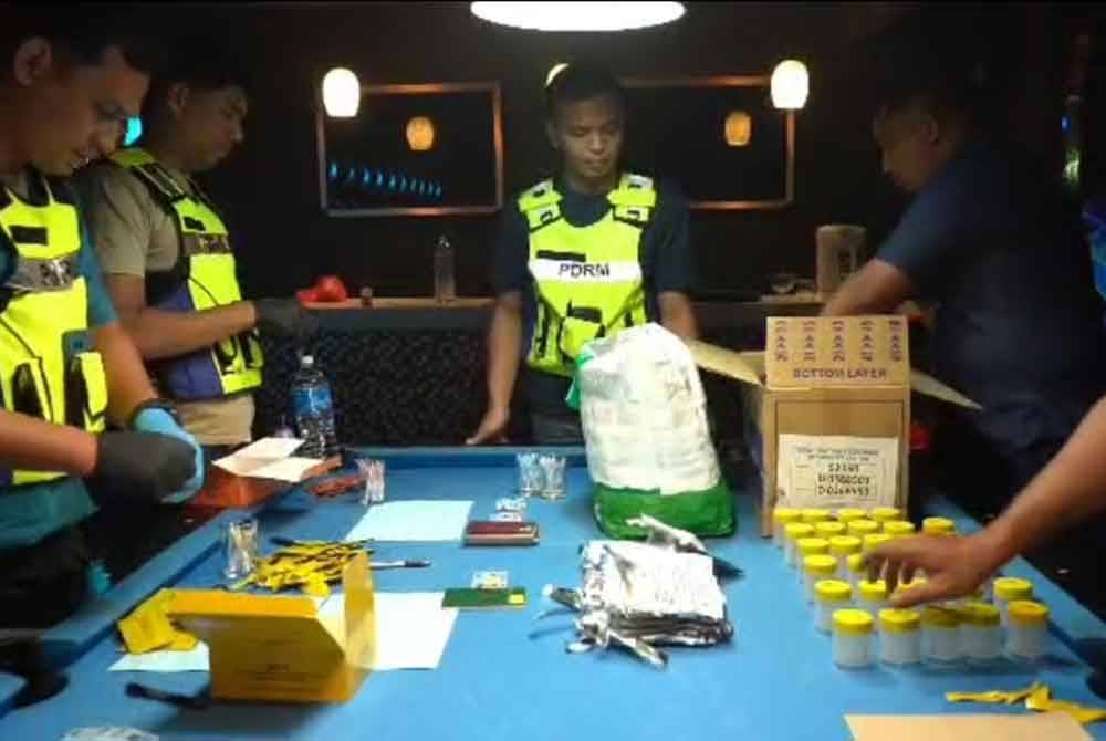 Beberapa gram bahan disyaki dadah juga ditemui dalam serbuan terbabit iaitu ketamin, ekstasi dan jus MDMA.