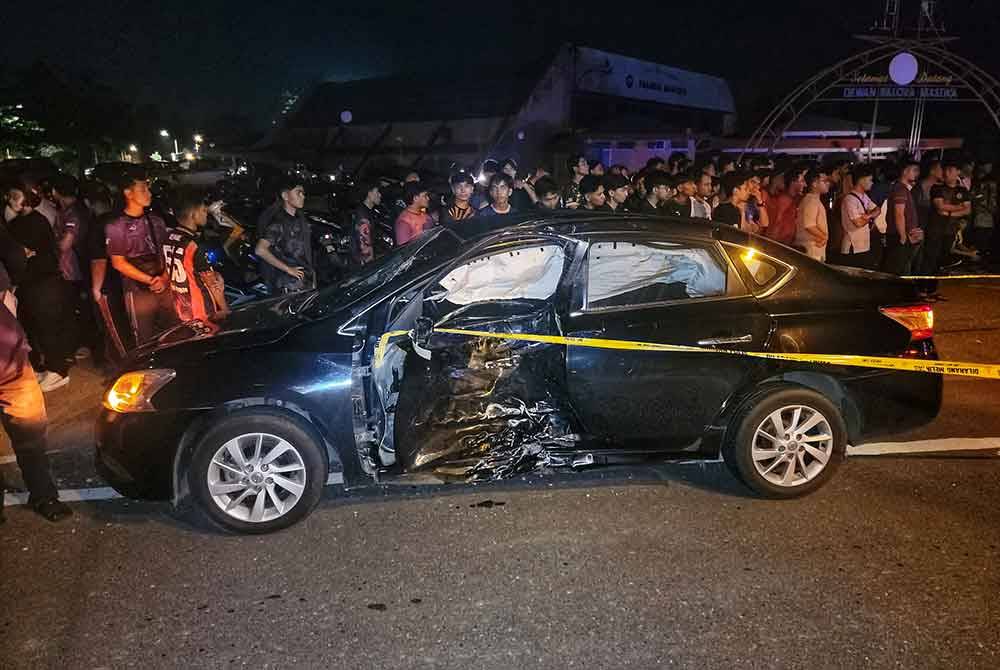 Kereta dinaiki dua beranak remuk selepas terbabit dalam kemalangan tersebut. Foto ihsan PDRM