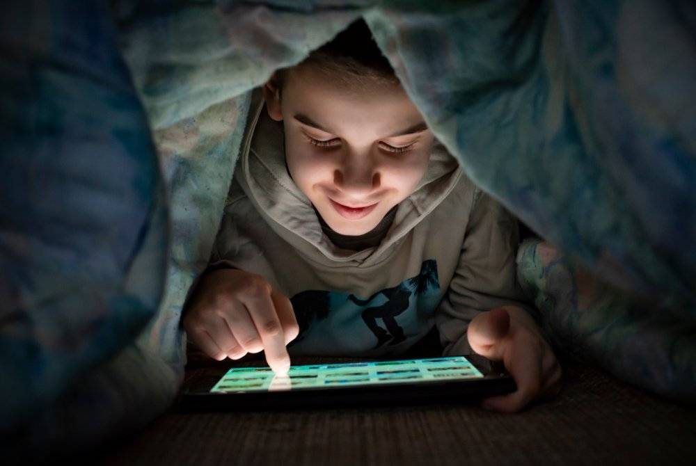 TREND seorang wanita mengajak penonton untuk mendekatkan muka ke skrin sama sekali menyalahi norma serta batasan yang digariskan Islam. Gambar hiasan/Foto CANVA