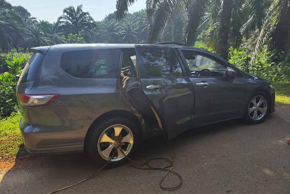 MPV ini ditemui orang awam yang ditinggalkan di tepi jalan.