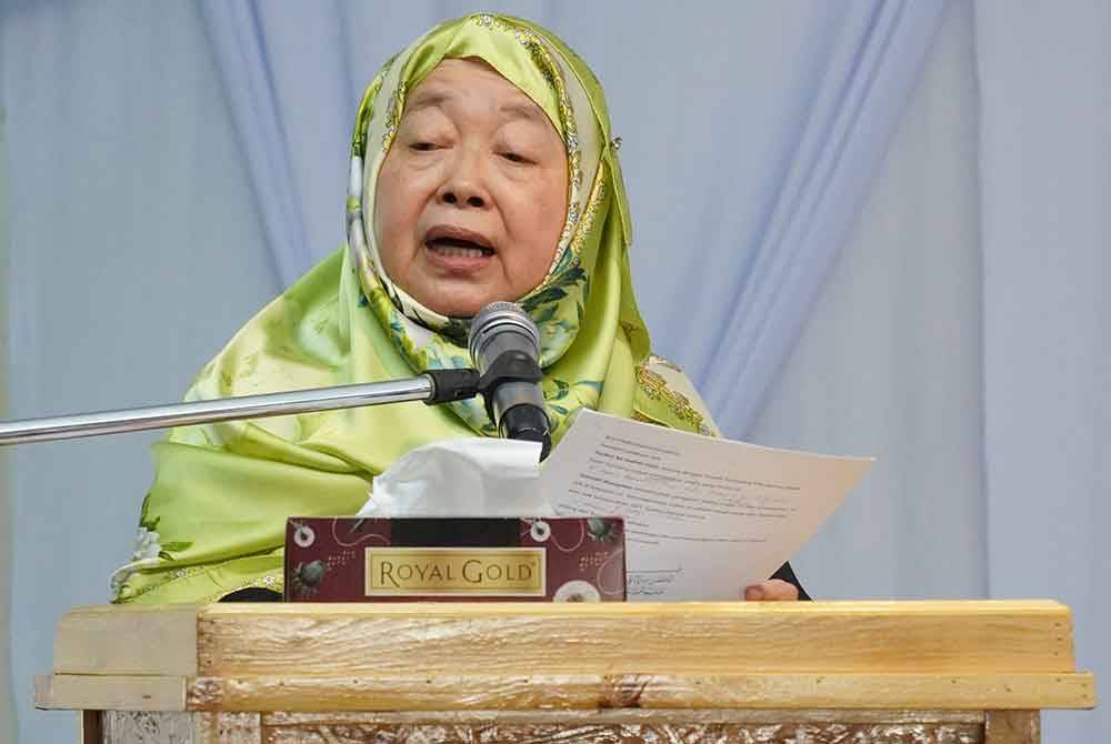 Normah Hanum ketika menyampaikan ucapan sempena Majlis Perasmian Rumah Ngaji Felcra Bandar Seberang Perak di Masjid Jamek Al-Ansar di sini pada Ahad.