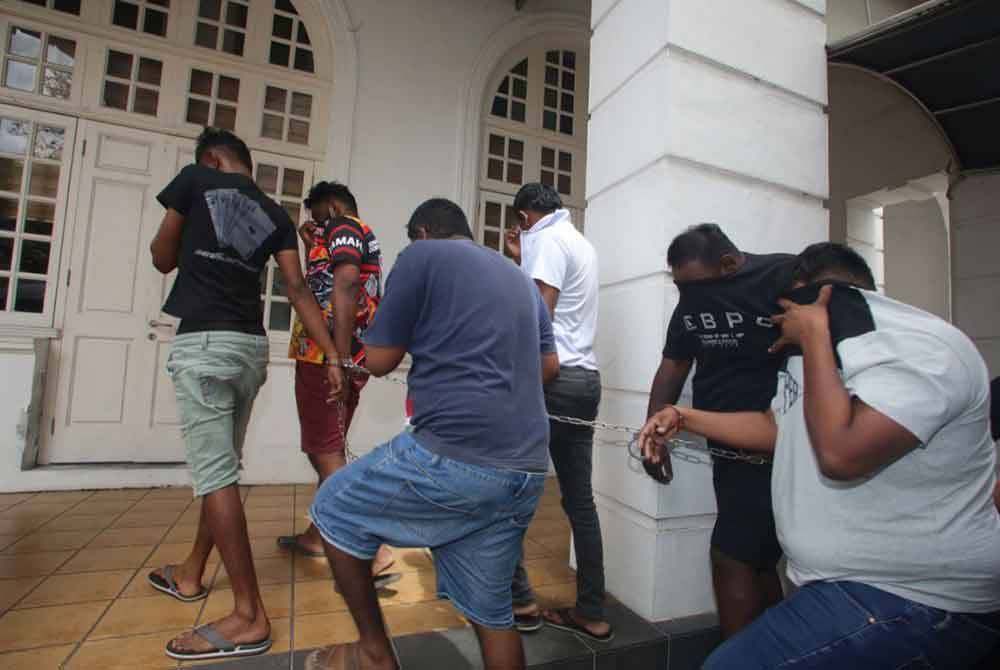 Enam lelaki direman selama lima hari bagi siasatan kes pergaduhan hingga mengakibatkan seorang mangsa putus pergelangan tangan di Tanjung Rambutan pada Ahad.