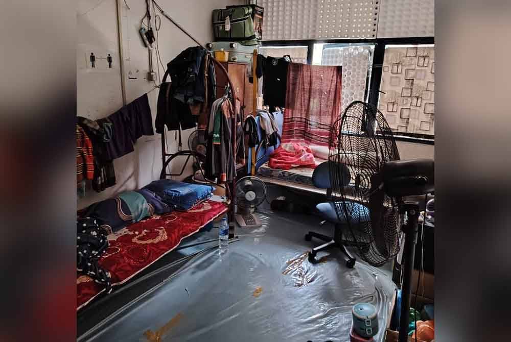 Keadaan penginapan warga asing.