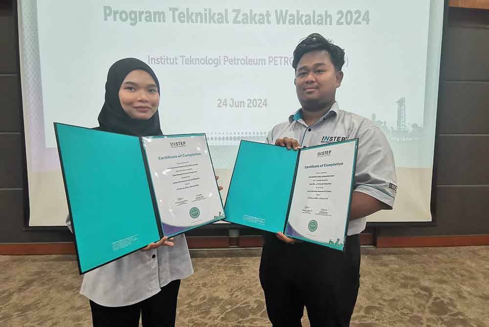 Muhammad Haikal Danial (kanan) bersama Aina Rahmah sempena majlis penutup program Latihan Teknikal Zakat Wakalah 2024 di INSTEP pada Isnin.